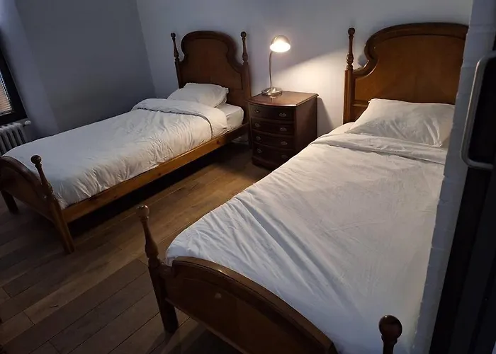 Casa Bajo El Acueducto Con Plaza De Garaje